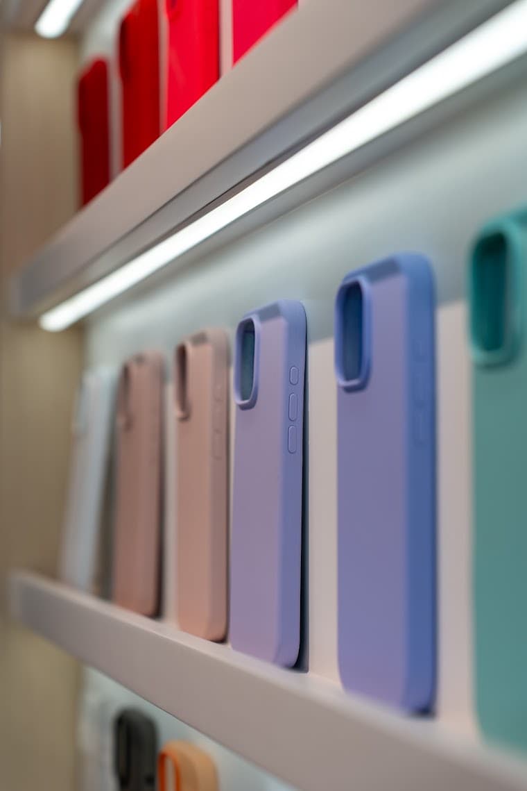 Coques de téléphone de différentes couleurs présentées dans le rayon accessoires SLM Mobiles Kerlann
