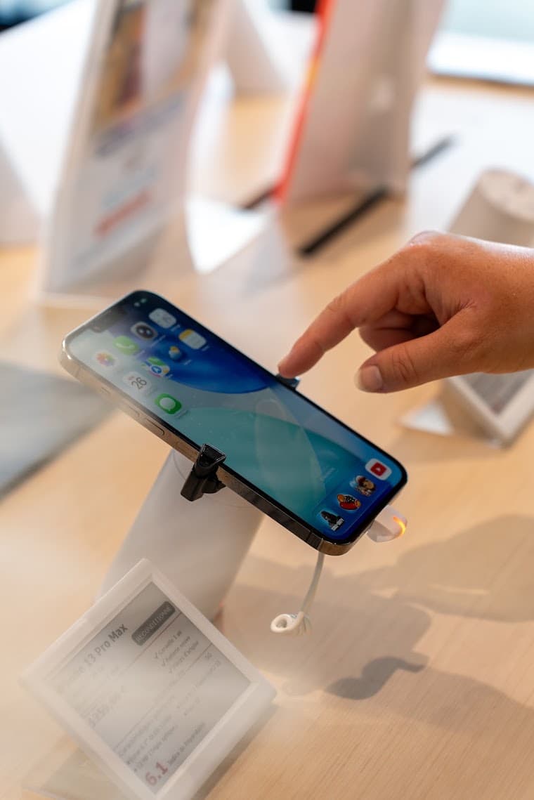 Présentation d’un smartphone dans la boutique SLM Mobiles de Kerlann