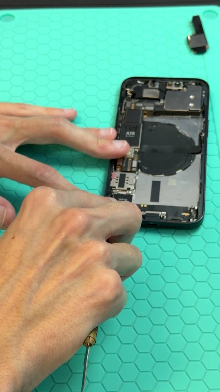 Intervention sur les composants d’un smartphone à l’atelier SLM Mobiles